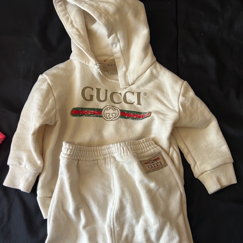 BABY GUCCI SWEATSUIT WORN TWICE SIZE 6-9 MONTHS